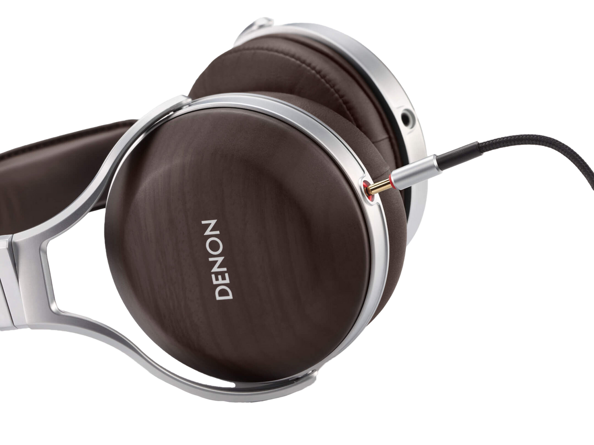 DENON AH-D5200 Closed-Back Over-Ear Headphones ZEBRAWOOD - plug detail